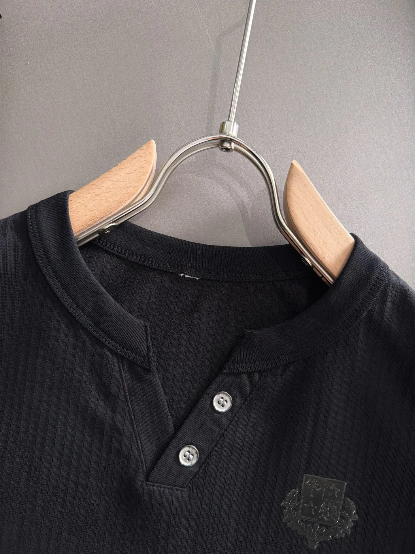 LP high quality 26ss New Arrival men's knitted short-sleeved T-shirt is made of combed cotton yarn spun cotton fabric, no pressure when entering and exiting the counter. Exclusive control of raw materials. It feels substantial when weighed, and the upper body is more textured than ordinary T-shirts. This texture can cope with the weather easily and is suitable for both hot and cold conditions! Designed for a loose fit. Size: M to 4XL